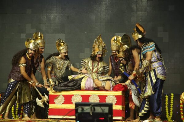 A fierce battle between Laxman and Meghnad took place on the Luv Kush stage